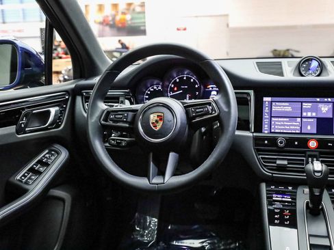 Certified 2025 Porsche Macan AWD/4WD image 19