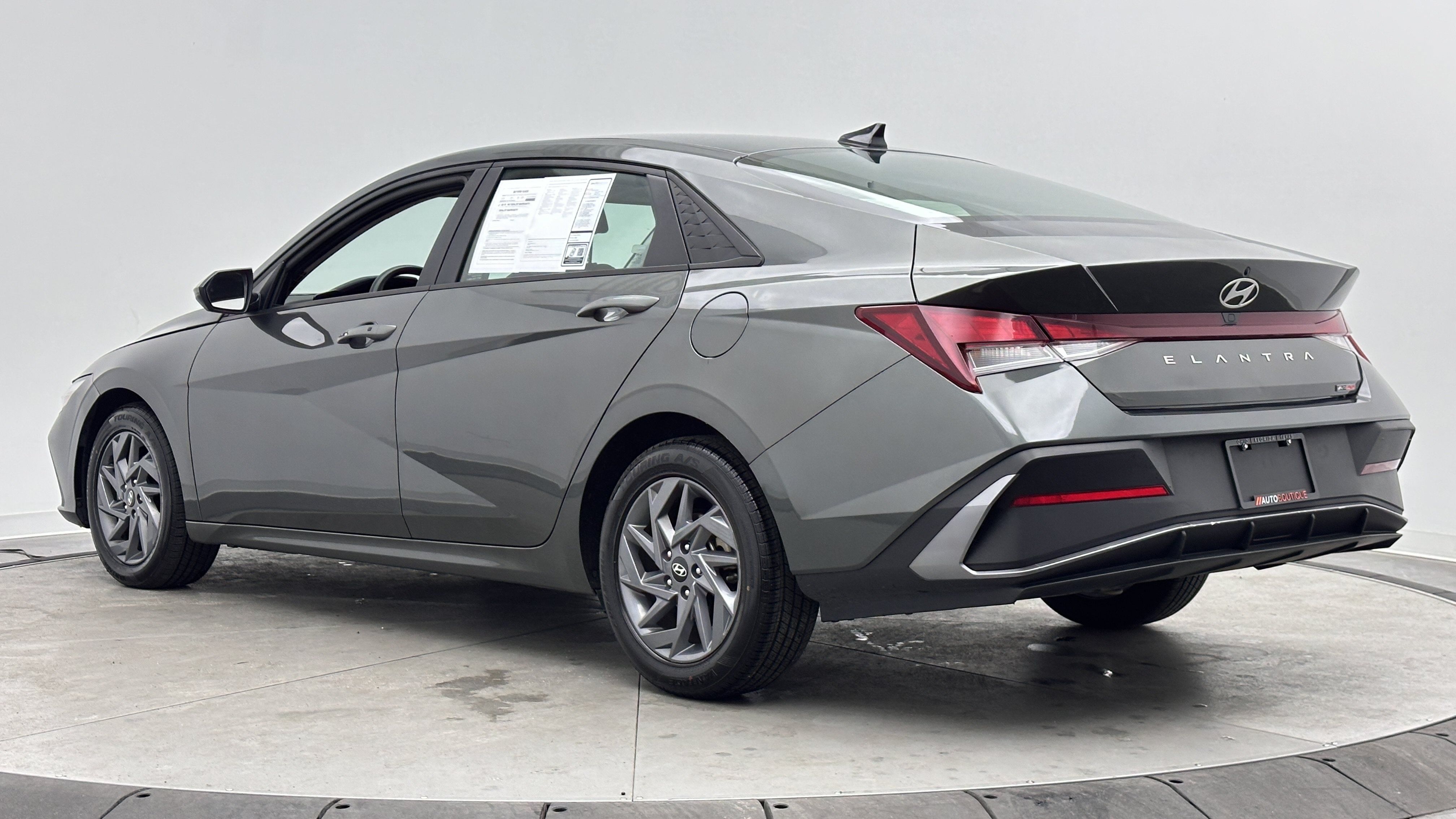 Used 2024 Hyundai Elantra SEL FWD image 4