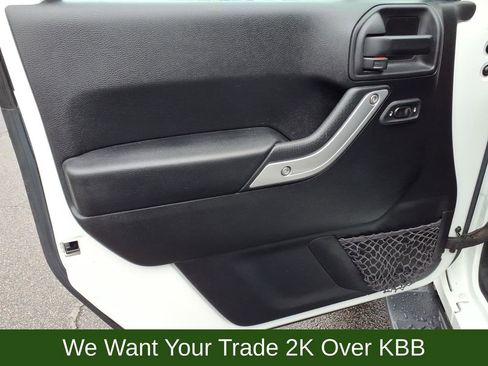 Used 2016 Jeep Wrangler Unlimited Sahara w/ Connectivity Group AWD/4WD image 18