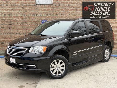 Used 2016 Chrysler Town & Country Touring image 5