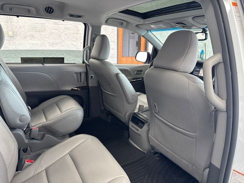 Used 2017 Toyota Sienna XLE w/ XLE Navigation Package FWD image 44