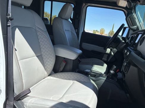 Used 2022 Jeep Gladiator Overland AWD/4WD image 12