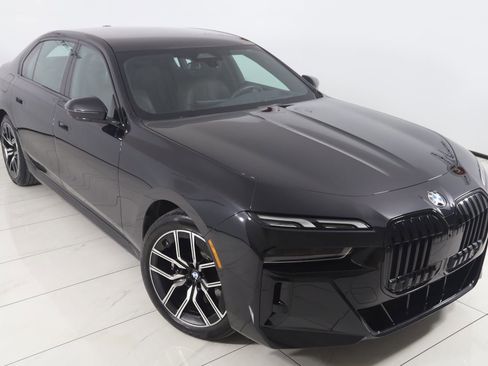 Used 2023 BMW 740i w/ Parking Assistance Package image 24