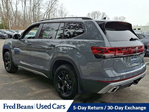 Used 2025 Volkswagen Atlas Peak Edition SE image 4