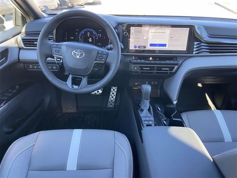 Used 2025 Toyota Camry SE image 10