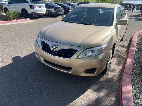Used 2010 Toyota Camry LE image 3