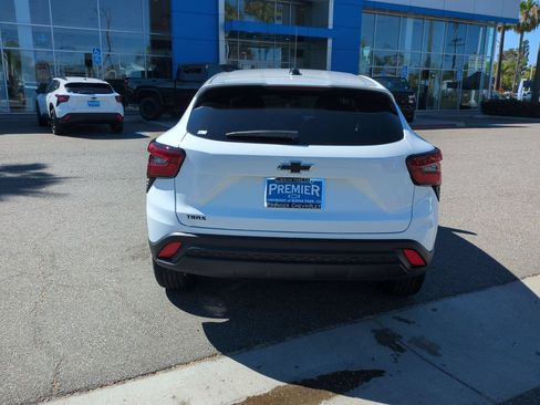 Used 2026 Chevrolet Trax LS w/ LS Convenience Package FWD image 4