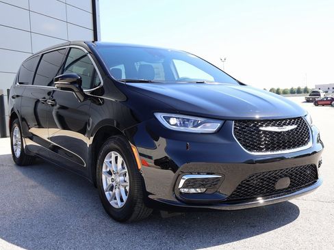 New 2026 Chrysler Pacifica Select image 6