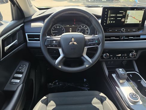Used 2025 Mitsubishi Outlander SE FWD image 14