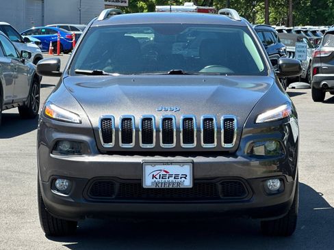 Used 2018 Jeep Cherokee Latitude Plus w/ Comfort/Convenience Group AWD/4WD image 37