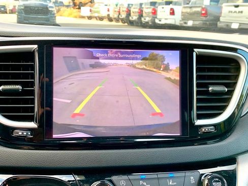 Used 2023 Chrysler Pacifica Touring-L FWD image 36