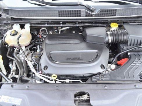 Used 2023 Chrysler Pacifica Touring-L image 38