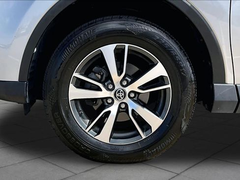 Used 2018 Toyota RAV4 XLE FWD image 11