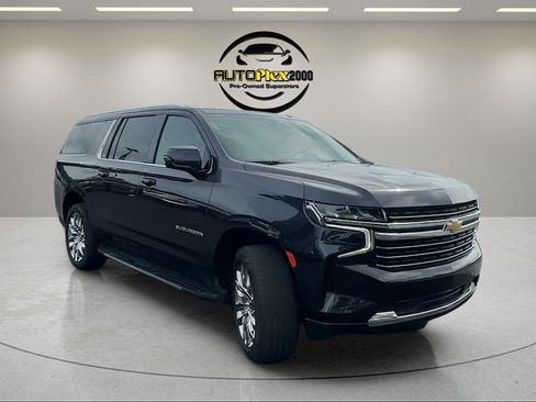 Used 2022 Chevrolet Suburban LT w/ Luxury Package RWD image 1