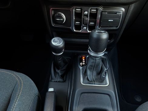 Used 2025 Jeep Wrangler Unlimited Sport AWD/4WD image 19