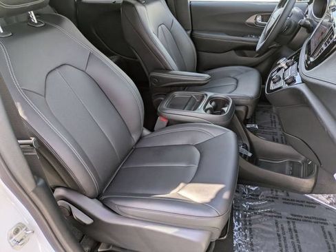 New 2027 Chrysler Pacifica Select FWD image 33
