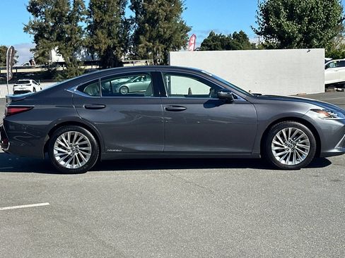 Used 2022 Lexus ES 300h w/ Accessory Package 2 FWD image 3