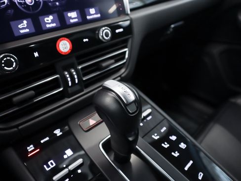 Certified 2025 Porsche Macan AWD/4WD image 19