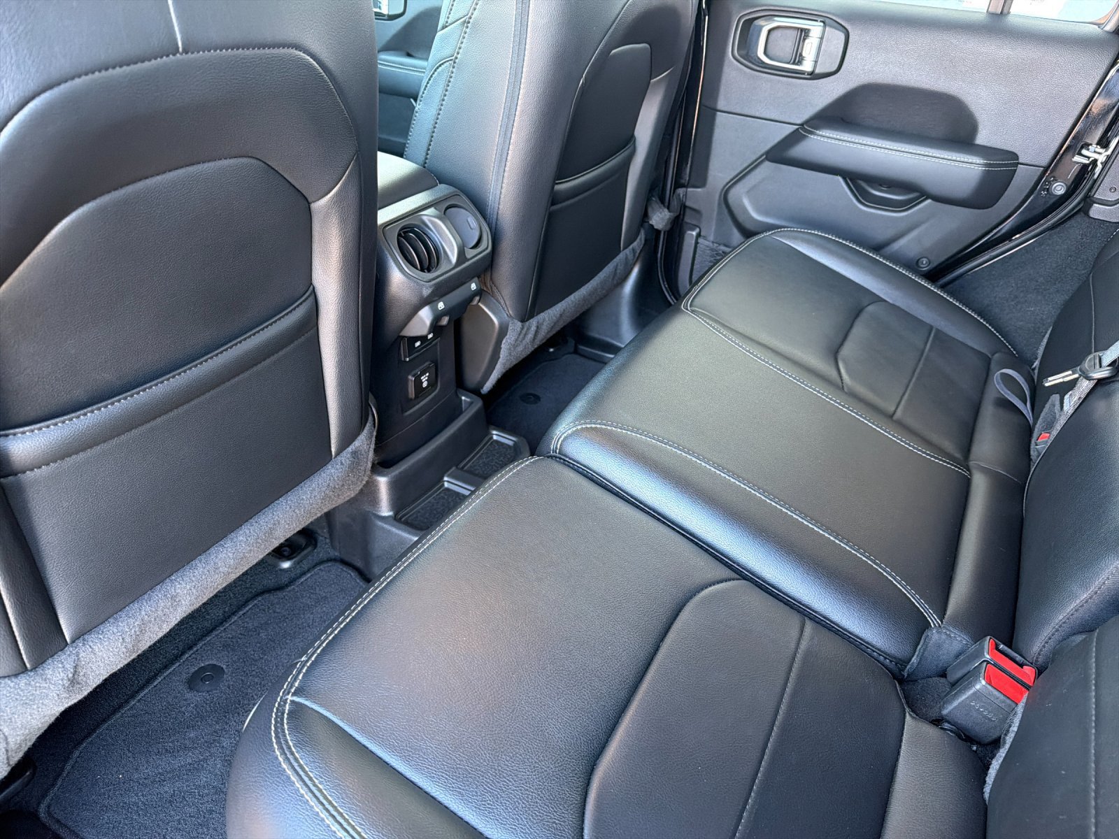 Used 2022 Jeep Wrangler Unlimited Sahara AWD/4WD image 14