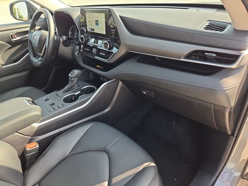 Used 2025 Toyota Highlander XLE FWD image 33