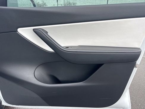 Used 2021 Tesla Model Y Long Range image 11