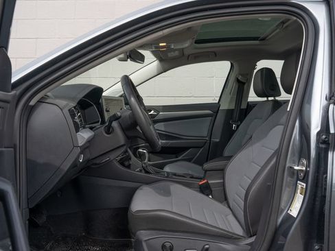 Used 2025 Volkswagen Jetta SE w/ Sunroof Package FWD image 16