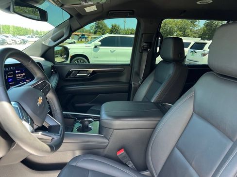 Used 2025 Chevrolet Suburban LT w/ Comfort Package AWD/4WD image 8