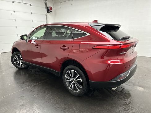 Used 2022 Toyota Venza LE image 7