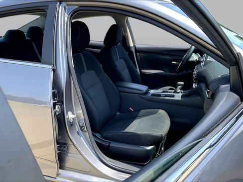 Used 2024 Nissan Sentra SV FWD image 9