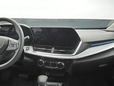 Used 2025 Chevrolet Trax LT FWD image 20