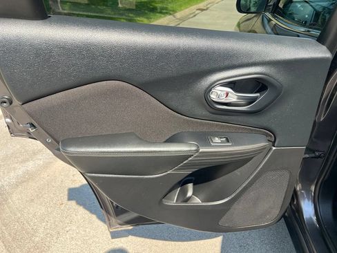 Used 2015 Jeep Cherokee Latitude FWD image 19