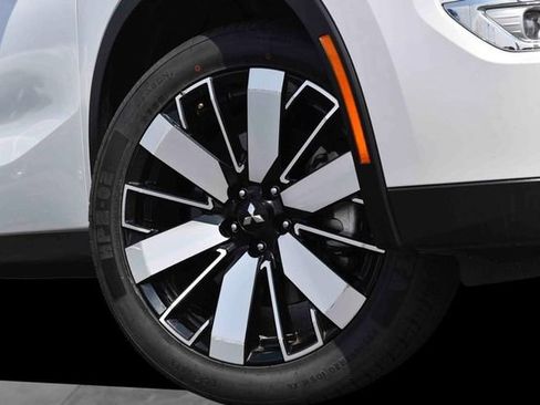 Used 2025 Mitsubishi Outlander SE AWD/4WD image 3
