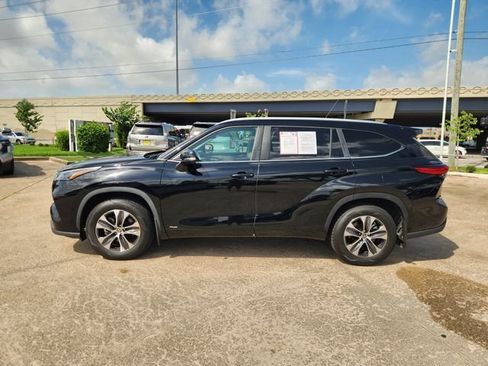 Used 2023 Toyota Highlander XLE AWD/4WD image 4