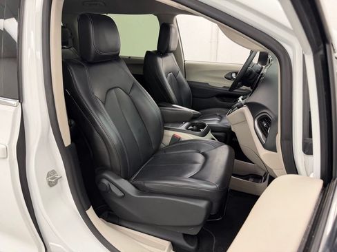 Used 2023 Chrysler Pacifica Touring-L FWD image 12