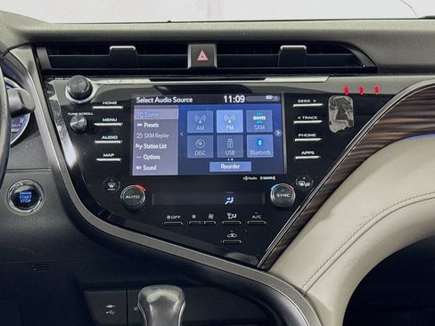 Used 2019 Toyota Camry XLE FWD image 9