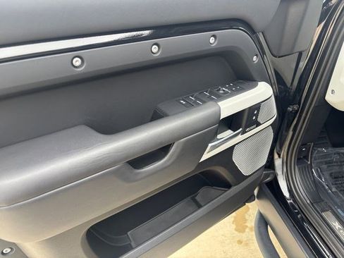 Used 2023 Land Rover Defender 130 X-Dynamic SE image 12