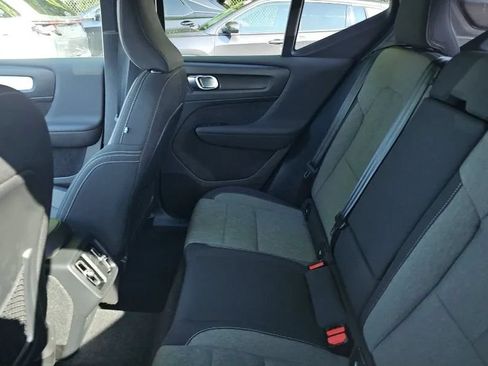 Used 2024 Volvo XC40 B5 Core AWD/4WD image 2