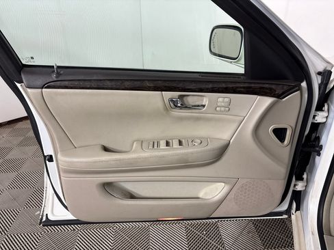 Used 2008 Cadillac DTS w/ Sun And Sound Package FWD image 16