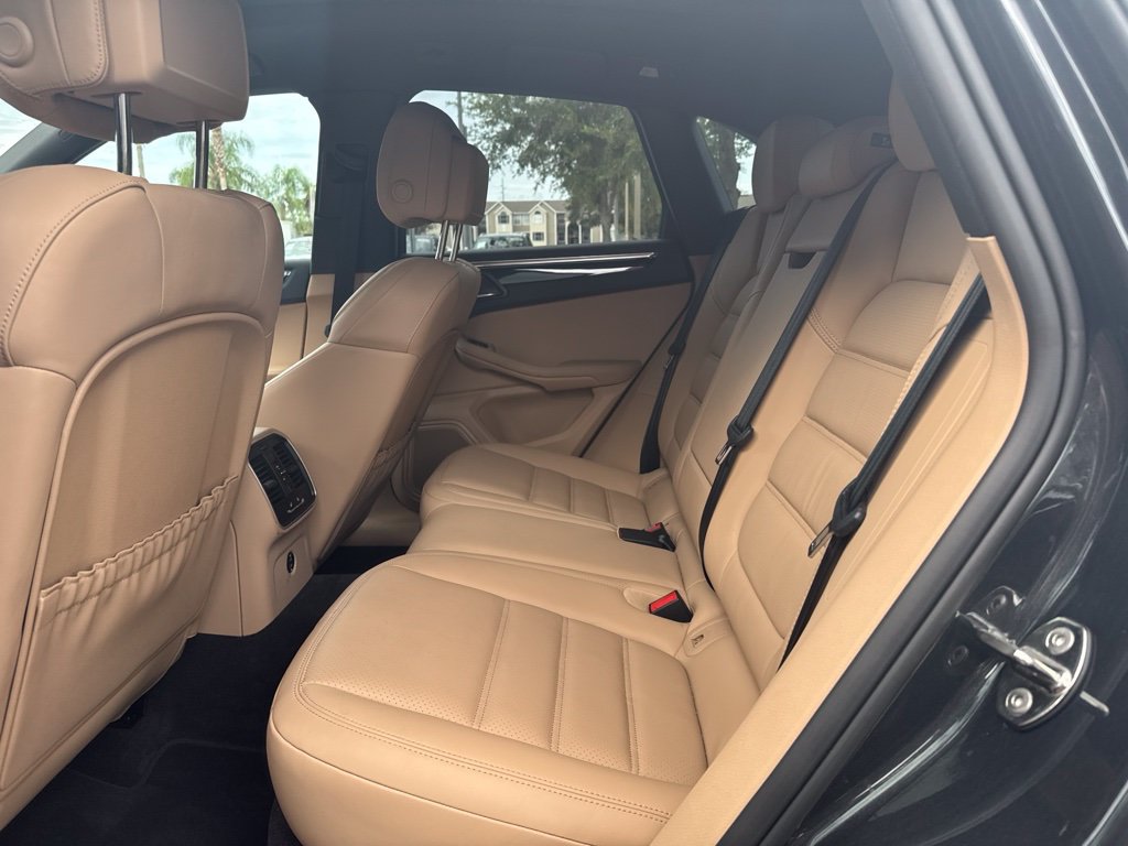 Certified 2026 Porsche Macan AWD/4WD image 8