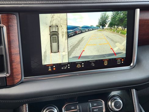 Used 2023 GMC Yukon XL Denali Ultimate AWD/4WD image 8