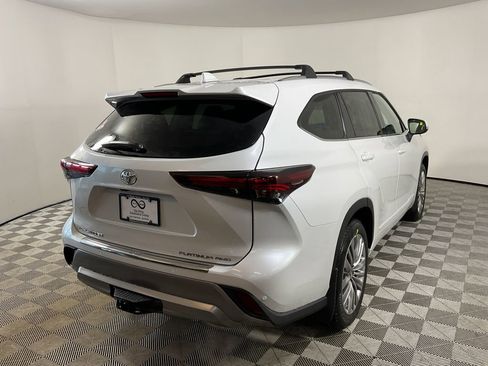 New 2026 Toyota Highlander Platinum image 8