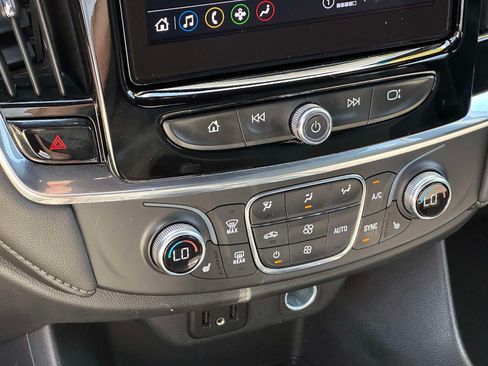 Used 2023 Chevrolet Traverse LT FWD image 29