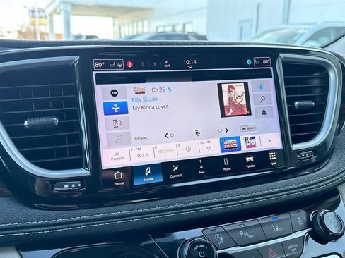 Used 2024 Chrysler Pacifica Limited image 13