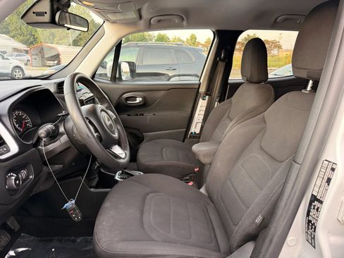 Used 2020 Jeep Renegade Latitude FWD image 2