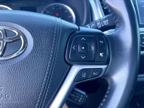Used 2018 Toyota Highlander SE FWD image 25