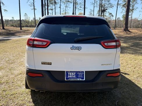 Used 2017 Jeep Cherokee Sport image 4