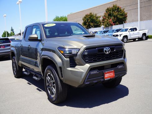 Used 2025 Toyota Tacoma TRD Sport AWD/4WD image 1