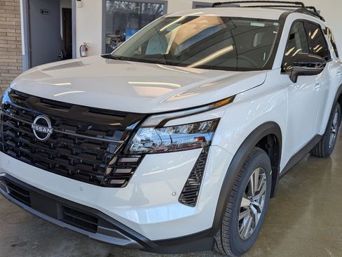 New 2026 Nissan Pathfinder SL image 7