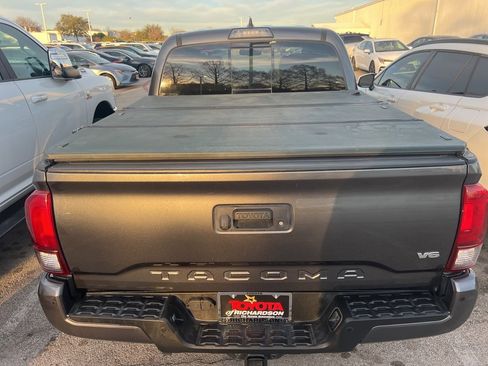 Used 2018 Toyota Tacoma TRD Sport w/ Technology Package image 7