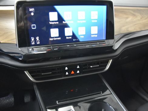 Used 2024 Volkswagen Atlas SE AWD/4WD image 19